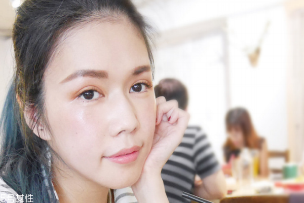 奶茶色眼影怎么畫 秋天最適合畫奶茶色眼妝 奶茶色眼影怎么畫 秋天最適合畫奶茶色眼妝