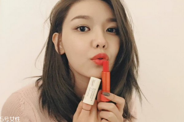 擦口紅前擦什么潤(rùn)唇膏 避開有顏色的潤(rùn)唇膏 擦口紅前擦什么潤(rùn)唇膏 避開有顏色的潤(rùn)唇膏