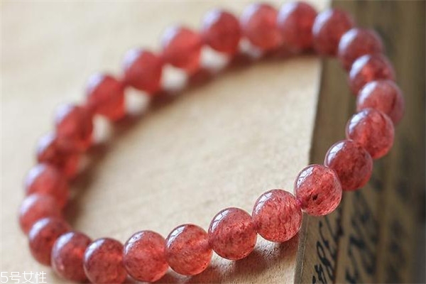 草莓晶戴哪只手好 水晶佩戴很講究 草莓晶戴哪只手好 水晶佩戴很講究