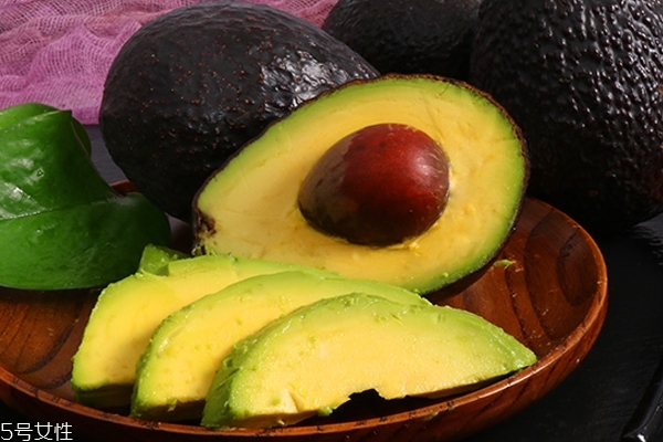牛油果為什么那么硬 因?yàn)闆](méi)成熟