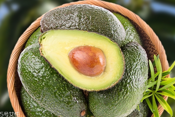 牛油果里面是硬的嗎 成熟是軟的 牛油果里面是硬的嗎 成熟是軟的