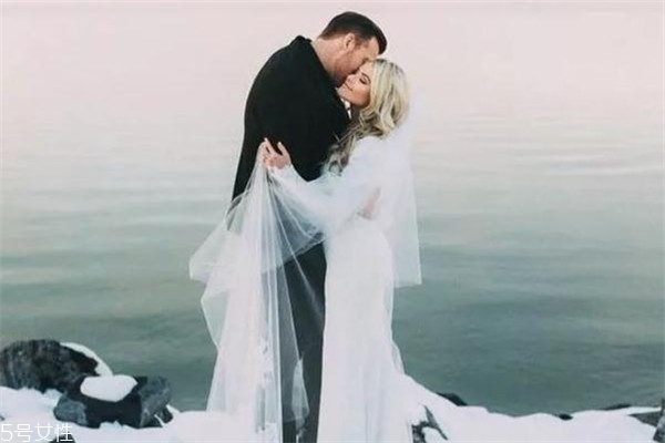 冬天結(jié)婚穿婚紗冷怎么辦 教你幾個(gè)小妙招 冬天結(jié)婚穿婚紗冷怎么辦 教你幾個(gè)小妙招
