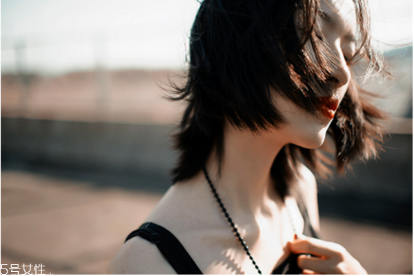 涂粉底液前還需要涂什么 讓你呈現(xiàn)完美底妝 涂粉底液前還需要涂什么 讓你呈現(xiàn)完美底妝