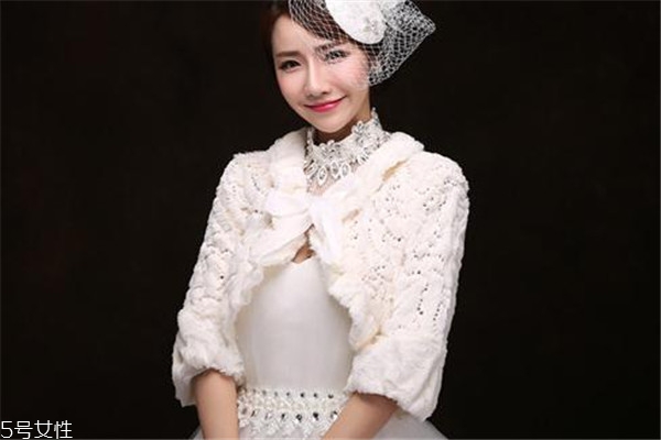 冬天結婚伴娘穿什么 要注意保暖 冬天結婚伴娘穿什么 要注意保暖