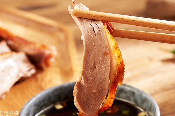 烤鴨為什么皮脆 這個有技巧 烤鴨為什么皮脆 這個有技巧