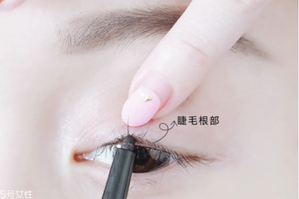 內(nèi)眼線怎么畫圖解 超實用的眼線畫法技巧 內(nèi)眼線怎么畫圖解 超實用的眼線畫法技巧