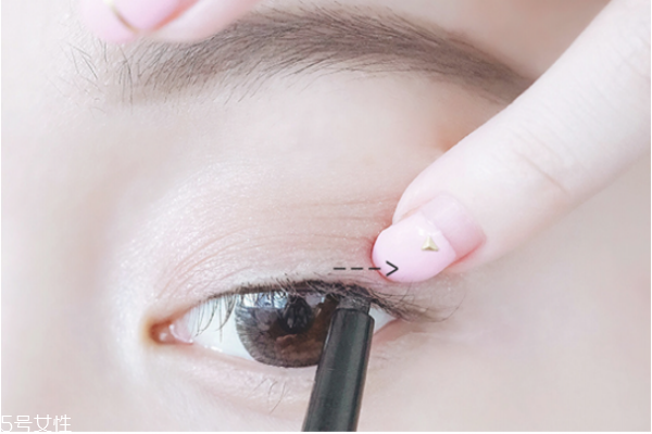 內(nèi)眼線怎么畫圖解 超實用的眼線畫法技巧 內(nèi)眼線怎么畫圖解 超實用的眼線畫法技巧