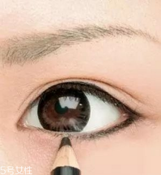 內(nèi)眼線怎么畫圖解 超實用的眼線畫法技巧 內(nèi)眼線怎么畫圖解 超實用的眼線畫法技巧
