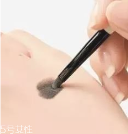 內(nèi)眼線怎么畫圖解 超實用的眼線畫法技巧 內(nèi)眼線怎么畫圖解 超實用的眼線畫法技巧