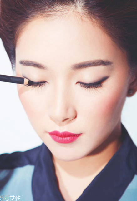 內(nèi)眼線怎么畫圖解 超實用的眼線畫法技巧 內(nèi)眼線怎么畫圖解 超實用的眼線畫法技巧