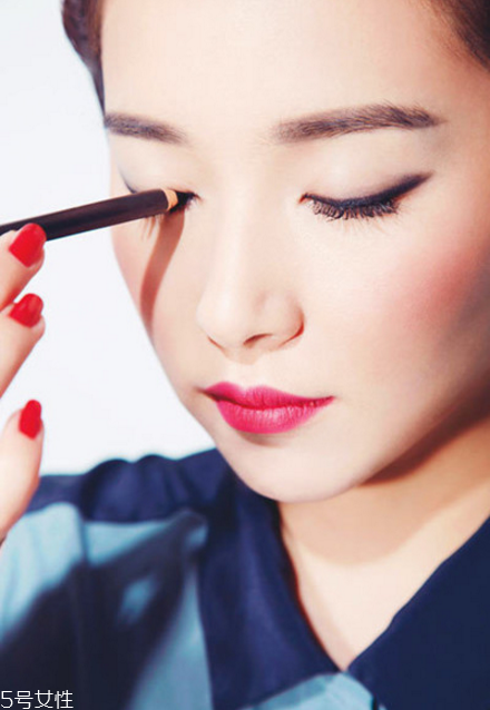 內(nèi)眼線怎么畫圖解 超實用的眼線畫法技巧 內(nèi)眼線怎么畫圖解 超實用的眼線畫法技巧