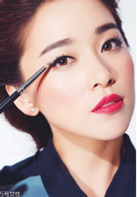 內(nèi)眼線怎么畫圖解 超實用的眼線畫法技巧 內(nèi)眼線怎么畫圖解 超實用的眼線畫法技巧