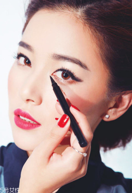 內(nèi)眼線怎么畫圖解 超實用的眼線畫法技巧 內(nèi)眼線怎么畫圖解 超實用的眼線畫法技巧