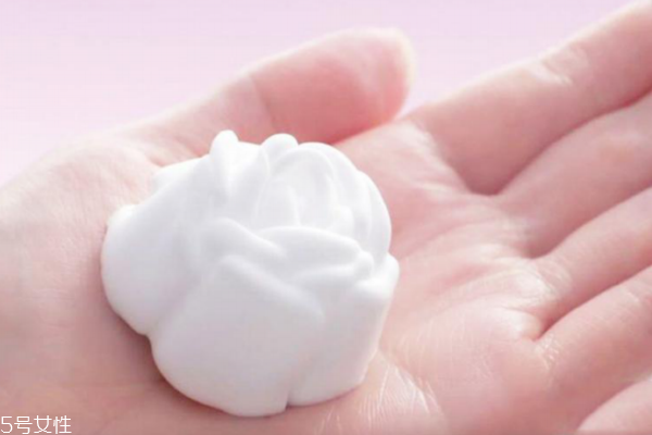 夏季用什么洗面奶好 泡沫洗面奶是最優(yōu)選 夏季用什么洗面奶好 泡沫洗面奶是最優(yōu)選