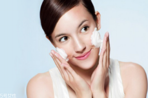 夏季用什么洗面奶好 泡沫洗面奶是最優(yōu)選 夏季用什么洗面奶好 泡沫洗面奶是最優(yōu)選