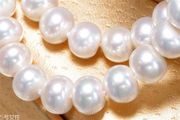 淡水珍珠好還是海水珍珠好 后者價值更高 淡水珍珠好還是海水珍珠好 后者價值更高