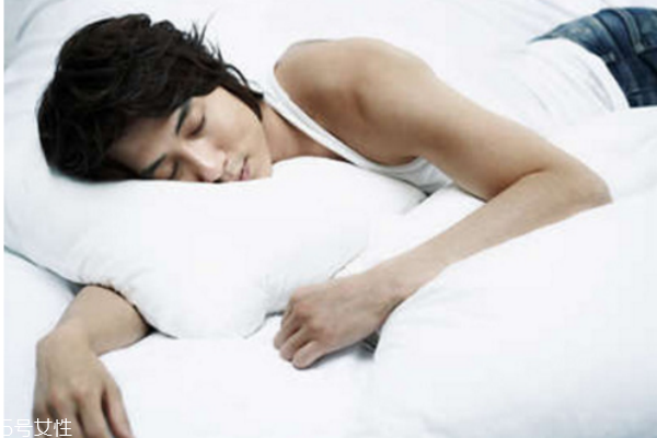 側(cè)著睡對身體好嗎 側(cè)著睡對身體好嗎