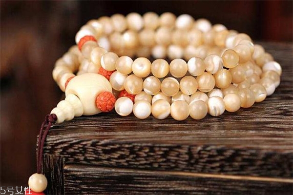 金絲硨磲真假對比 要學(xué)會辨別 金絲硨磲真假對比 要學(xué)會辨別