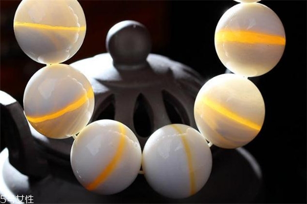 金絲硨磲的寓意 祈福保平安 金絲硨磲的寓意 祈福保平安