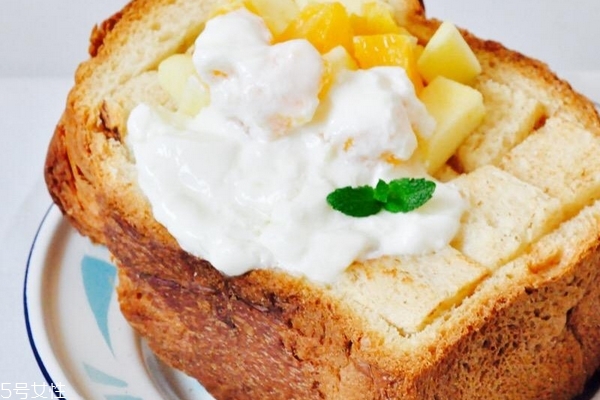 酸奶為什么酸 因?yàn)樗某煞? alt=