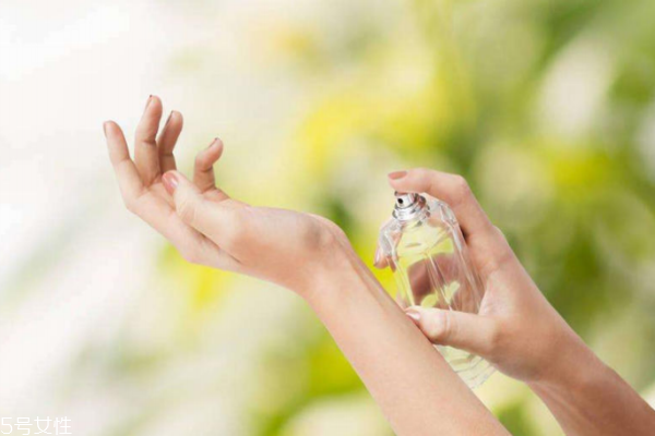 香水噴手腕內(nèi)側(cè)還是外側(cè) 你做對(duì)了嗎
