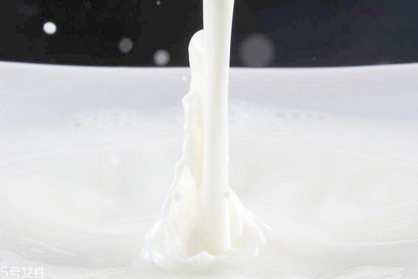 牛奶為什么有助于睡眠 因?yàn)檫@兩個(gè)成分 牛奶為什么有助于睡眠 因?yàn)檫@兩個(gè)成分