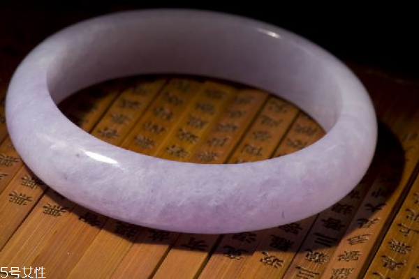 紫羅蘭翡翠手鐲真假 鑒別方法很簡單 紫羅蘭翡翠手鐲真假 鑒別方法很簡單