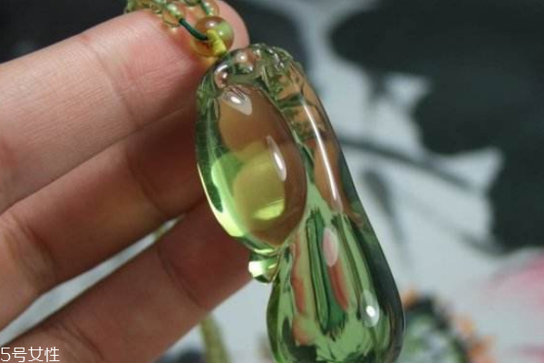 綠珀的功效與作用 對(duì)身體好處很多 綠珀的功效與作用 對(duì)身體好處很多