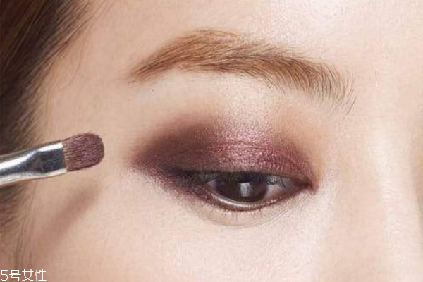 化妝后半小時(shí)就暗沉了怎么回事 原來是這4步弄錯 化妝后半小時(shí)就暗沉了怎么回事 原來是這4步弄錯