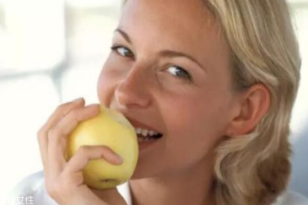 化妝后半小時(shí)就暗沉了怎么回事 原來是這4步弄錯 化妝后半小時(shí)就暗沉了怎么回事 原來是這4步弄錯