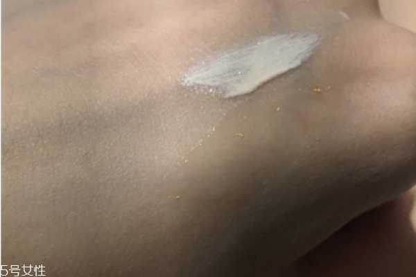 嬌蘭妝前乳和cpb隔離哪個好 兩款妝前對比 嬌蘭妝前乳和cpb隔離哪個好 兩款妝前對比