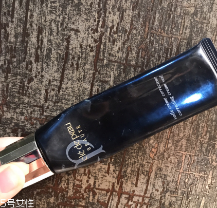 嬌蘭妝前乳和cpb隔離哪個好 兩款妝前對比 嬌蘭妝前乳和cpb隔離哪個好 兩款妝前對比