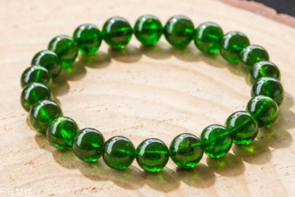 綠水晶的寓意 凝聚好運氣 綠水晶的寓意 凝聚好運氣