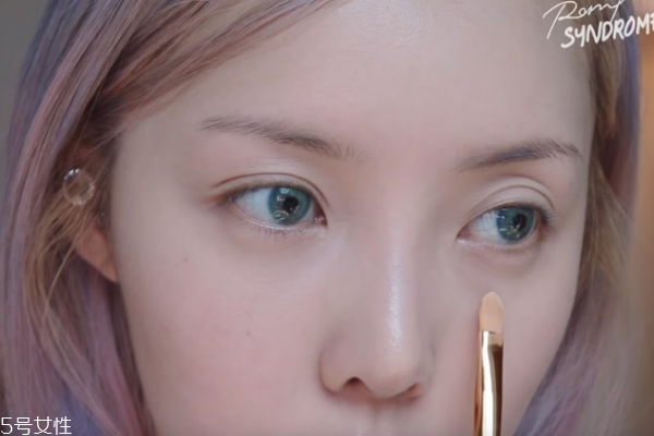 眼下遮瑕卡粉怎么辦 眼下的底妝別上太多 眼下遮瑕卡粉怎么辦 眼下的底妝別上太多