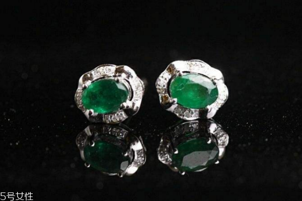 怎么辨別祖母綠真假 從細節(jié)入手 怎么辨別祖母綠真假 從細節(jié)入手