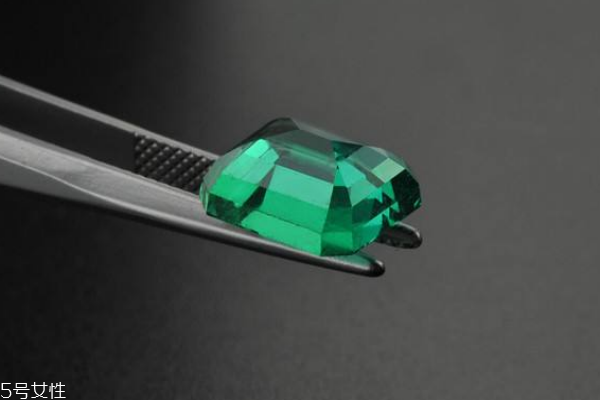 怎么辨別祖母綠真假 從細節(jié)入手 怎么辨別祖母綠真假 從細節(jié)入手