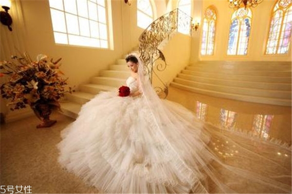 手臂粗穿什么婚紗好看 給你推薦三款 手臂粗穿什么婚紗好看 給你推薦三款