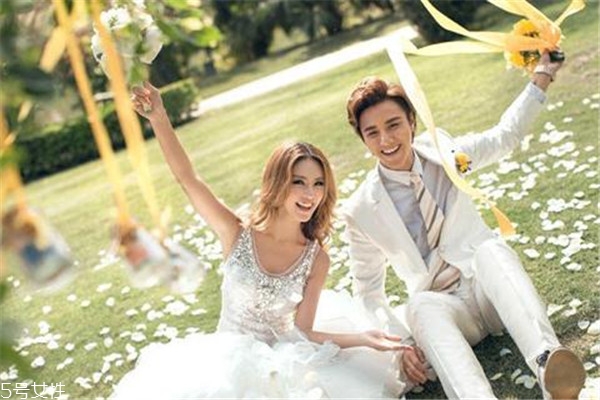 手臂粗穿什么婚紗好看 給你推薦三款 手臂粗穿什么婚紗好看 給你推薦三款