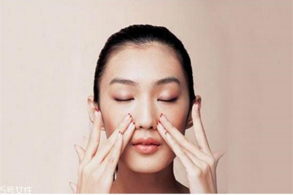 卸妝油要用卸妝棉嗎 卸妝油要怎么卸妝 卸妝油要用卸妝棉嗎 卸妝油要怎么卸妝