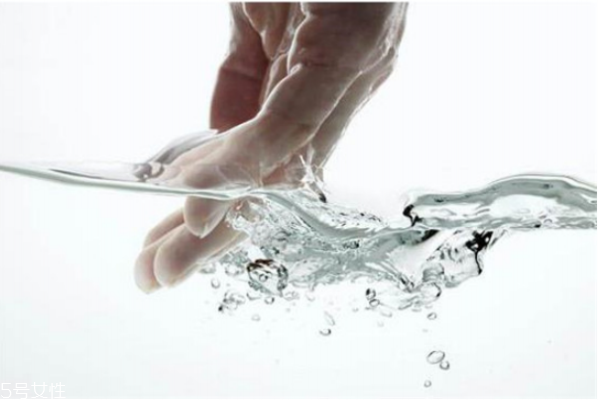 卸妝油要用卸妝棉嗎 卸妝油要怎么卸妝 卸妝油要用卸妝棉嗎 卸妝油要怎么卸妝