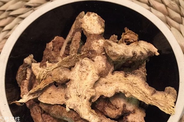 白術(shù)可以燉雞嗎 加黃芪更好 白術(shù)可以燉雞嗎 加黃芪更好