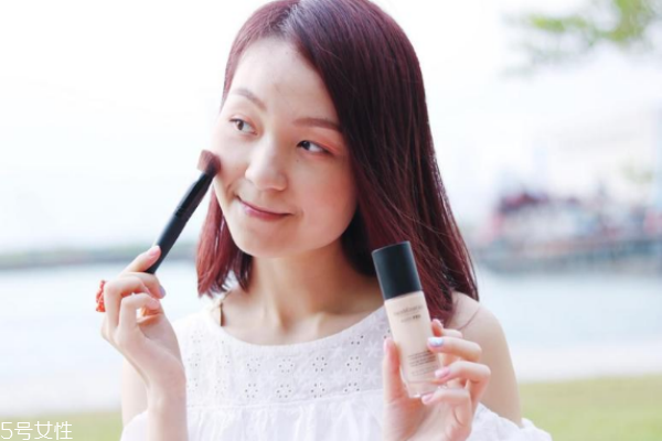 敏感皮膚用什么粉底液 滋潤保濕型天然植物配方的 敏感皮膚用什么粉底液 滋潤保濕型天然植物配方的