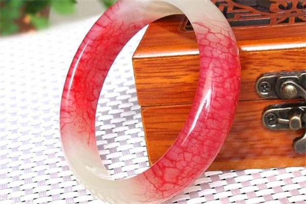 血玉手鐲市場價格 品種很名貴 血玉手鐲市場價格 品種很名貴