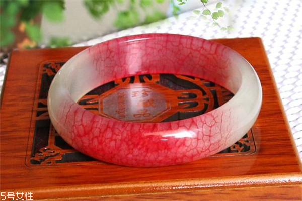 血玉手鐲市場價格 品種很名貴 血玉手鐲市場價格 品種很名貴