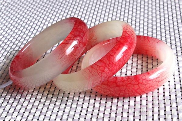 血玉手鐲市場價格 品種很名貴 血玉手鐲市場價格 品種很名貴