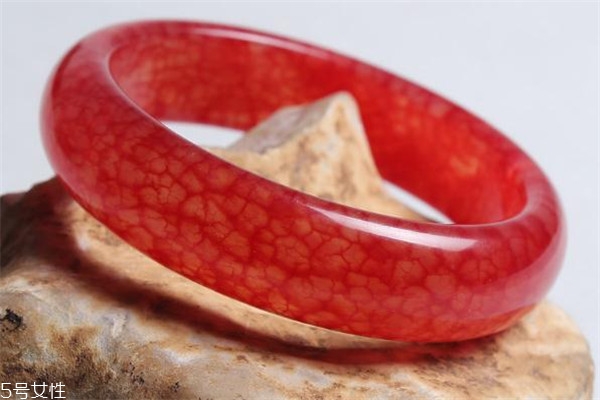 血玉手鐲怎么鑒別真假 外觀即可辨認