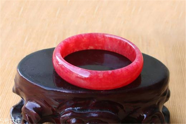 血玉手鐲怎么鑒別真假 外觀即可辨認