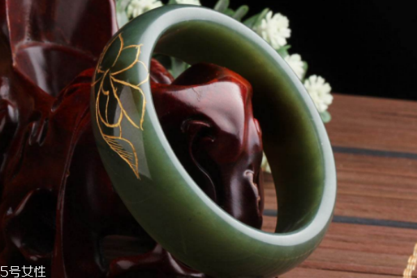 和田玉手鐲什么顏色好 這種顏色最貴 和田玉手鐲什么顏色好 這種顏色最貴