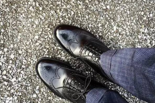 santoni的鞋子好嗎 工藝非?？季?></p><h3>santoni鞋子價位</h3><p>雖然Santoni家的鞋子也有分高端線和普通線，限量系列Limited edition固然皮質(zhì)好，品質(zhì)好，但其實普通線的Fatte a 
mano中也有很多直逼Limited edition的水準。普通線的價格一般在1000美元左右，而限量系列價格則會翻倍或者更高。</p><p>首先它是具備制造頂級鞋履能力的大廠(Limited Edition，2500+美金)，其次FAM(Fatte A 
Mano)系列具備極高的性價比(這條線的產(chǎn)品有著橙色的內(nèi)里，價格上800美金-2000美金的款式都有，2000美金的品質(zhì)極好，我說它性價比高是因為偶爾有折扣，1000刀能買到該系列的高端產(chǎn)品非常值，該系列的特點是手工的做舊，結(jié)構(gòu)上大多數(shù)是Blake，但也有Norwegian，Hand-Welted，Goodyear，Bologna，etc...)，再然后是Goodyear系列(1000刀左右)，這個系列代表了意大利機制鞋履的頂峰，最后是普通主線(600-1000刀)，依然能保證不錯的素質(zhì)，基本沒有坑貨。綜上所述，Santoni恐怕是目前意大利綜合實力最強的制鞋大廠，這也是之前奔馳AMG找它合作生產(chǎn)鱷魚皮靴的原因。</p><p style=