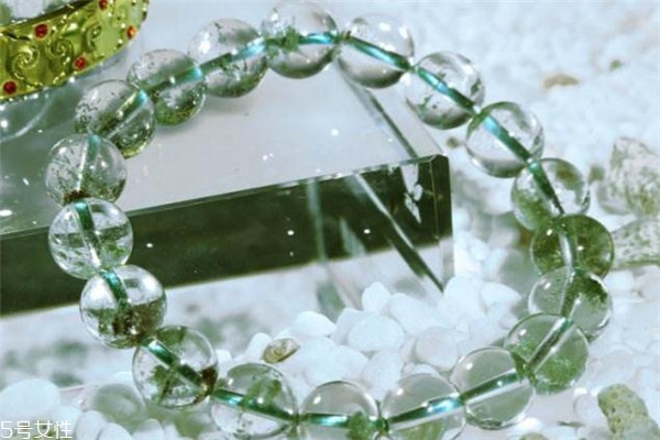 綠幽靈水晶的寓意 財運(yùn)事業(yè)都有幫助 綠幽靈水晶的寓意 財運(yùn)事業(yè)都有幫助